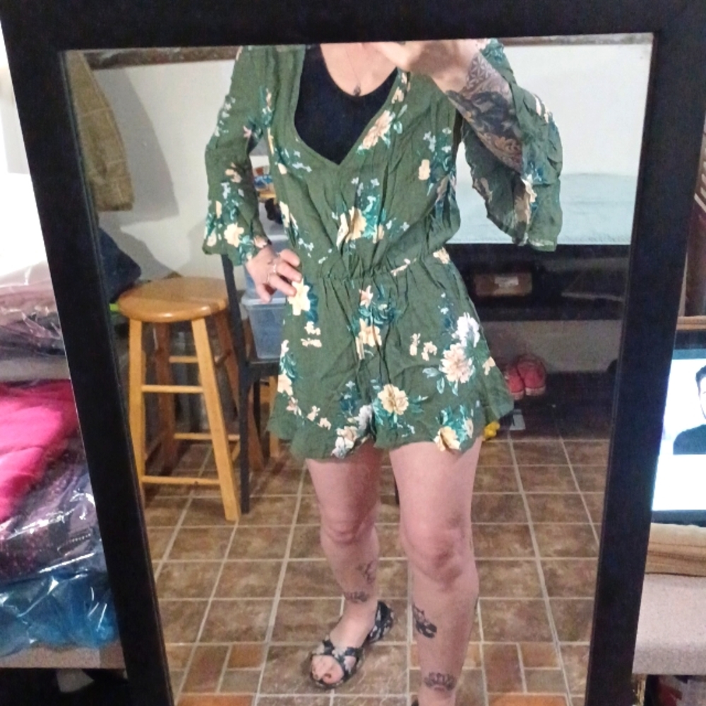 Nwt deep v shorts long sleeve romper small